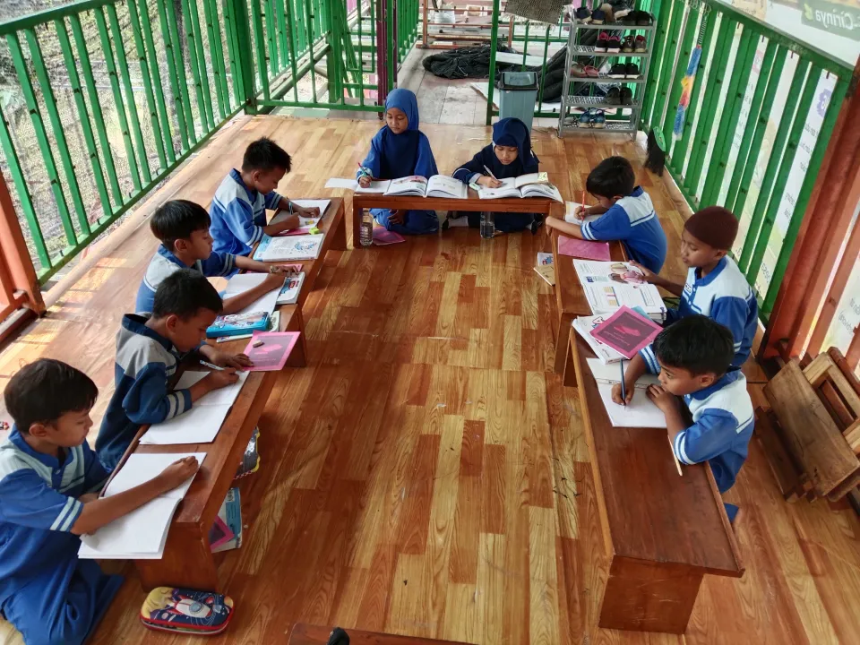 Siswa RUBEL belajar bersama di ruang belajar terbuka