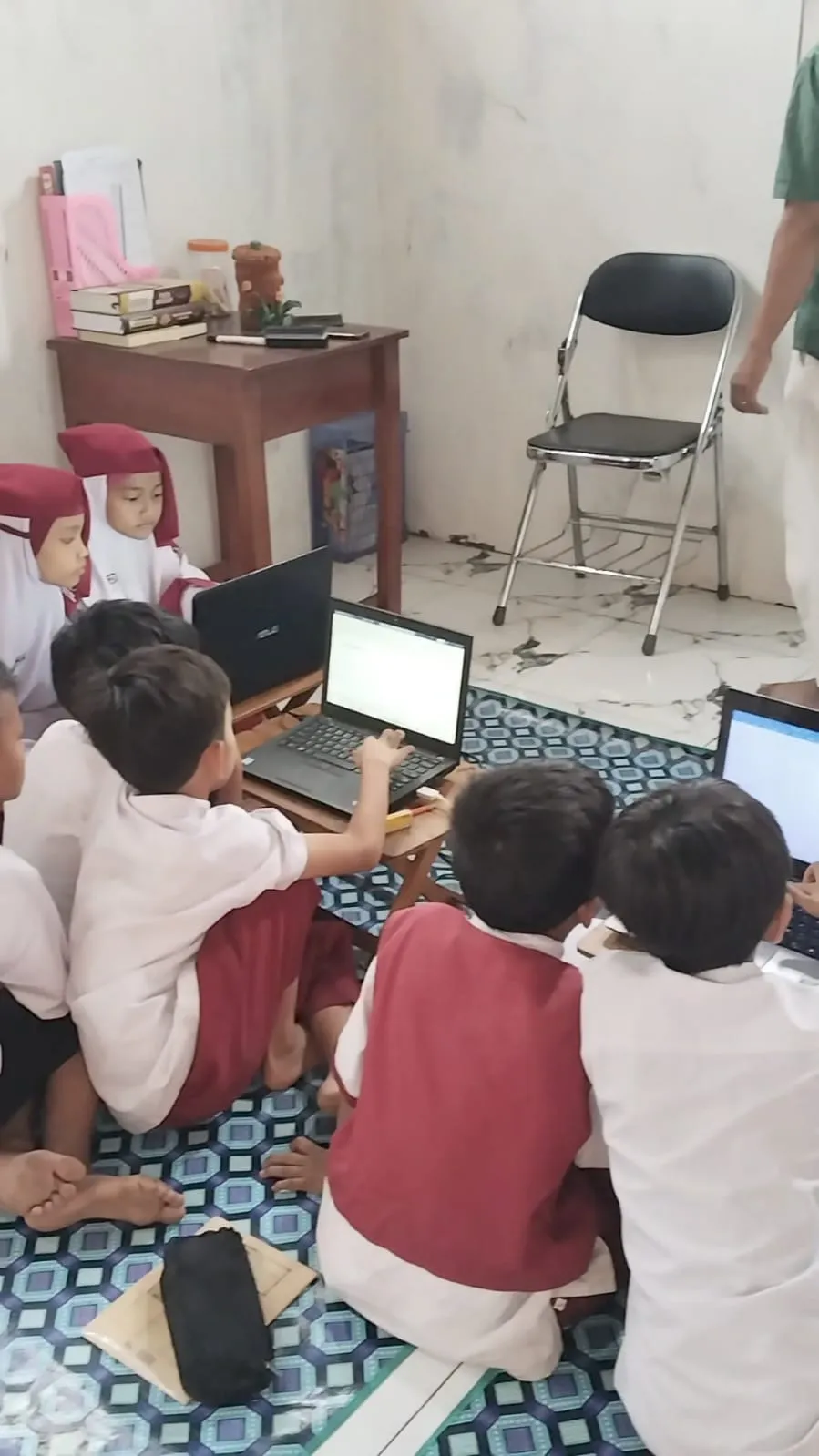 Anak-anak RUBEL berlatih menggunakan laptop bersama pendamping