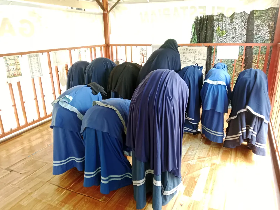 Siswa RUBEL melaksanakan salat berjamaah di ruang belajar