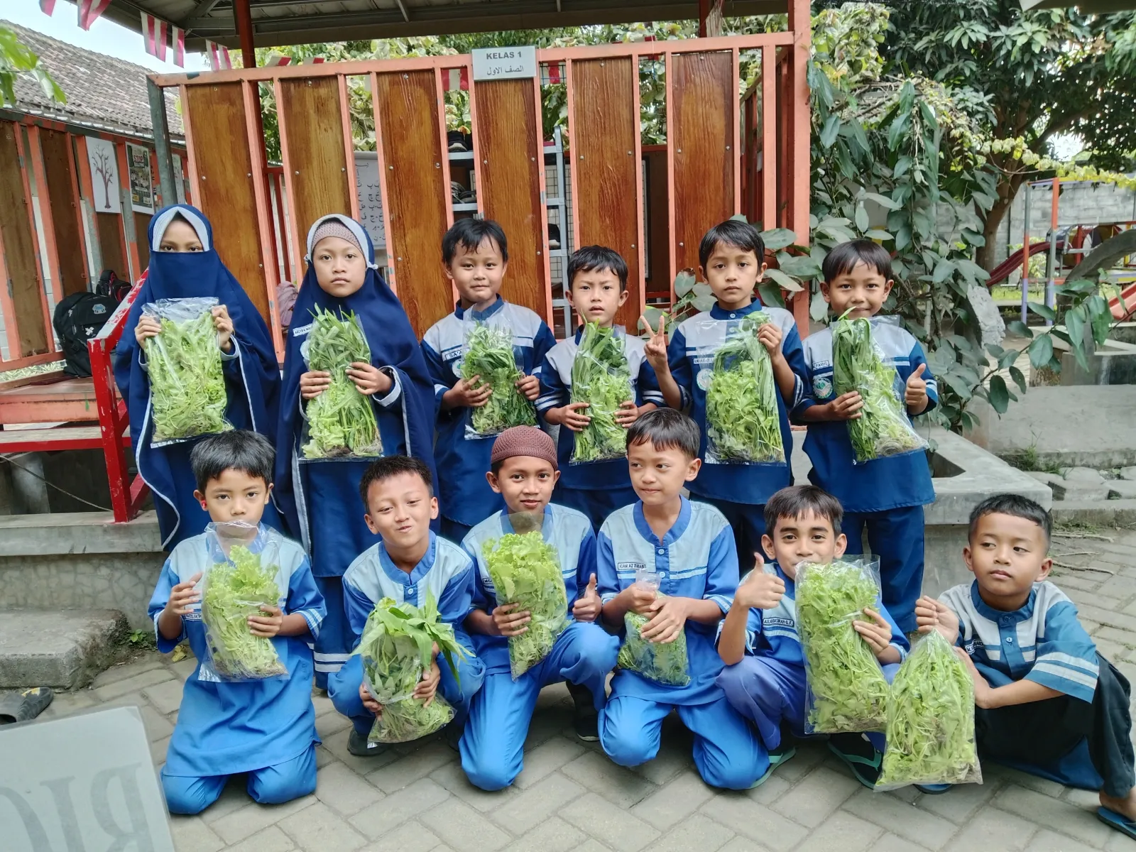Anak-anak RUBEL An-Nakhil membawa sayuran hasil kebun bersama